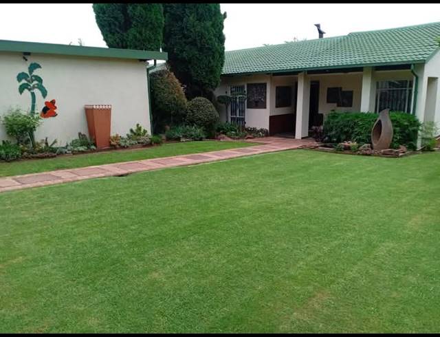 4 BEDROOM HOUSE FOR SALE IN COSMOSRAND